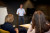 Klantreis APK: Marketingstrateeg aan het werk na uitleg marketing coach