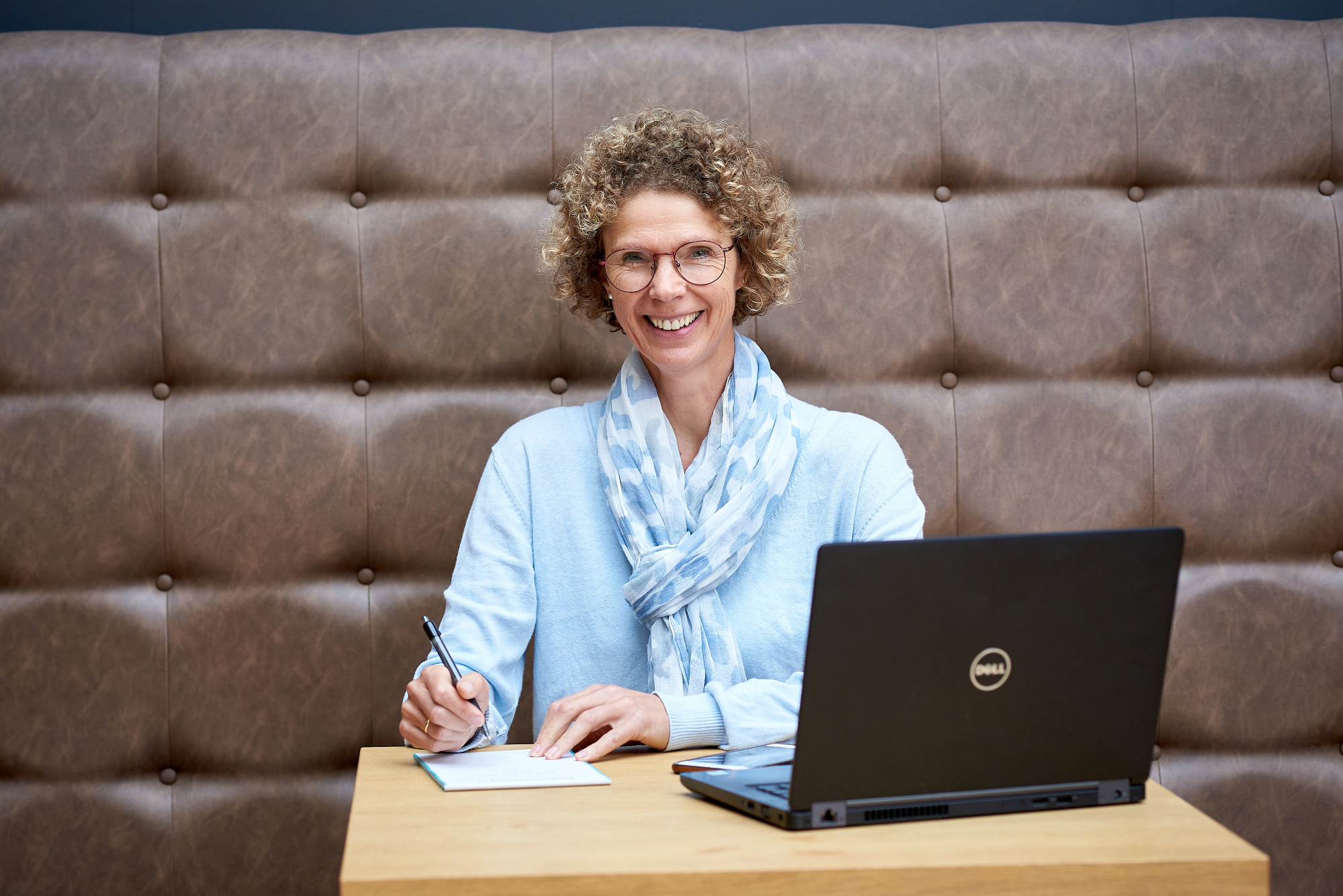 Ondernemer die lacht en lekker in haar vel zit