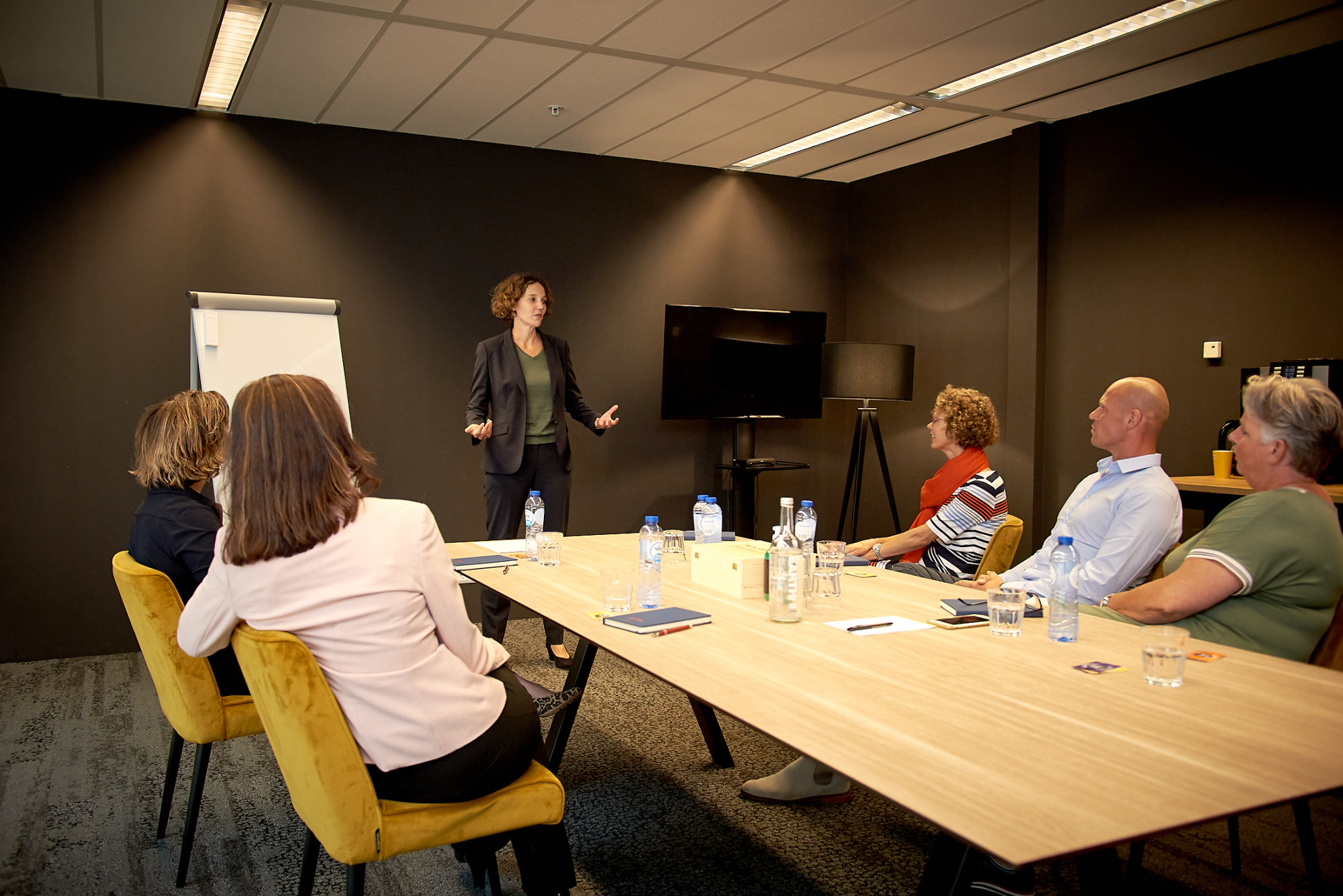 Bedrijfsadviseur MKB en Register Businesscoach geeft uitleg aan ondernemer en zijn team
